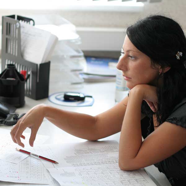 Chemical engineer working on a process simulation project